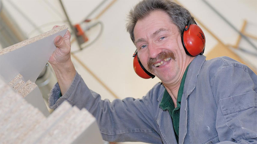 Mitarbeiter bei der Holzverarbeitung