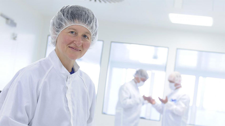 Mitarbeiterin im Reinraum Mitarbeiterin im Reinraum