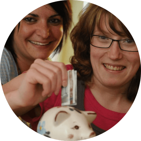 2 Frauen mit Geld und Sparschwein