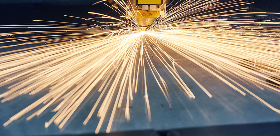 Hochpräzises Schneiden von Metall mit einem Laser Cutter