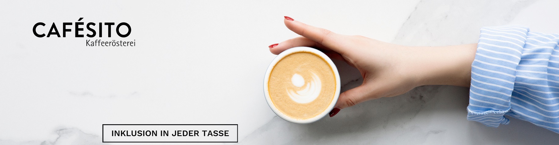 Eine Hand mit einer Kaffeetasse.