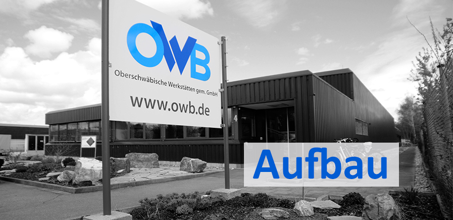 Ein schwarz-weiß Foto vom OWB-Gebäude. Darauf ist das OWB-Logo zu sehen. Auf dem Bild steht Aufbau.