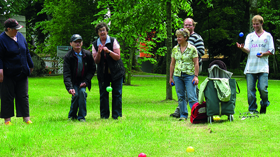 Menschen mit Behinderung spielen draußen ein Ballspiel