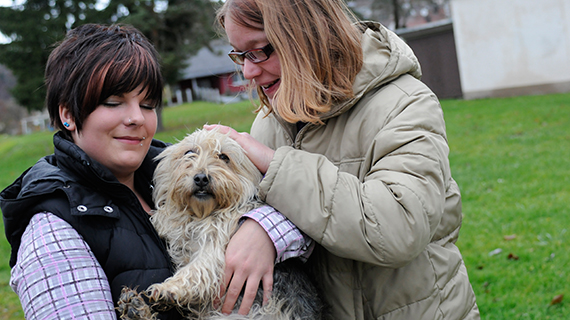 2 Frauen mit Hund 2 Frauen streicheln einen Hund